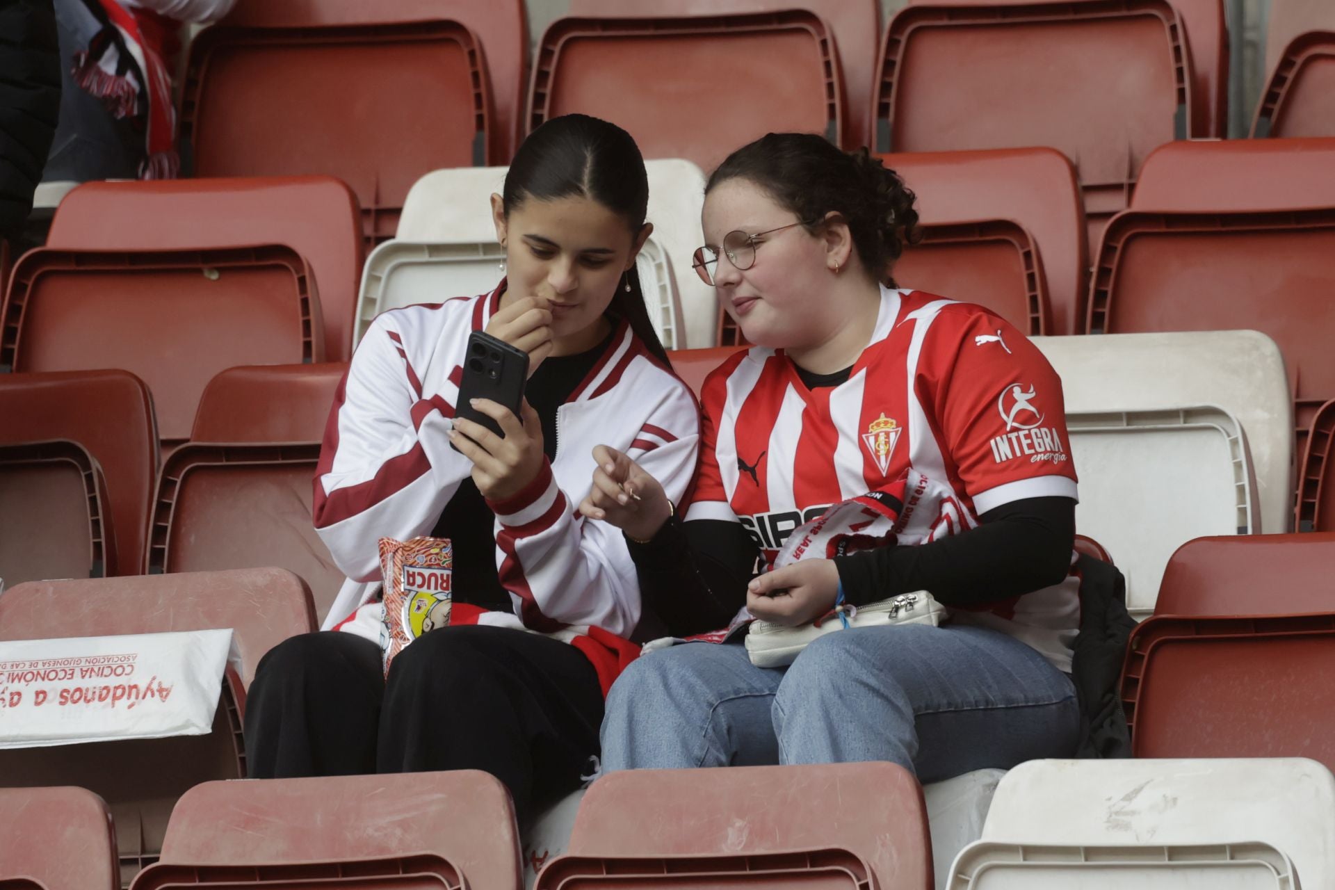 Fotos | ¿Estuviste en El Molinón en el Sporting de Gijón - Eibar? ¡Búscate!