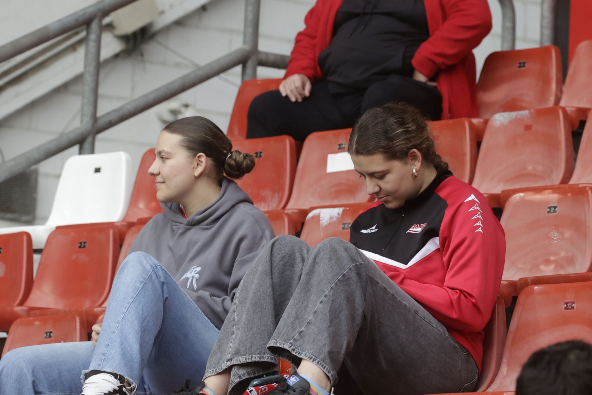 Fotos | ¿Estuviste en El Molinón en el Sporting de Gijón - Eibar? ¡Búscate!