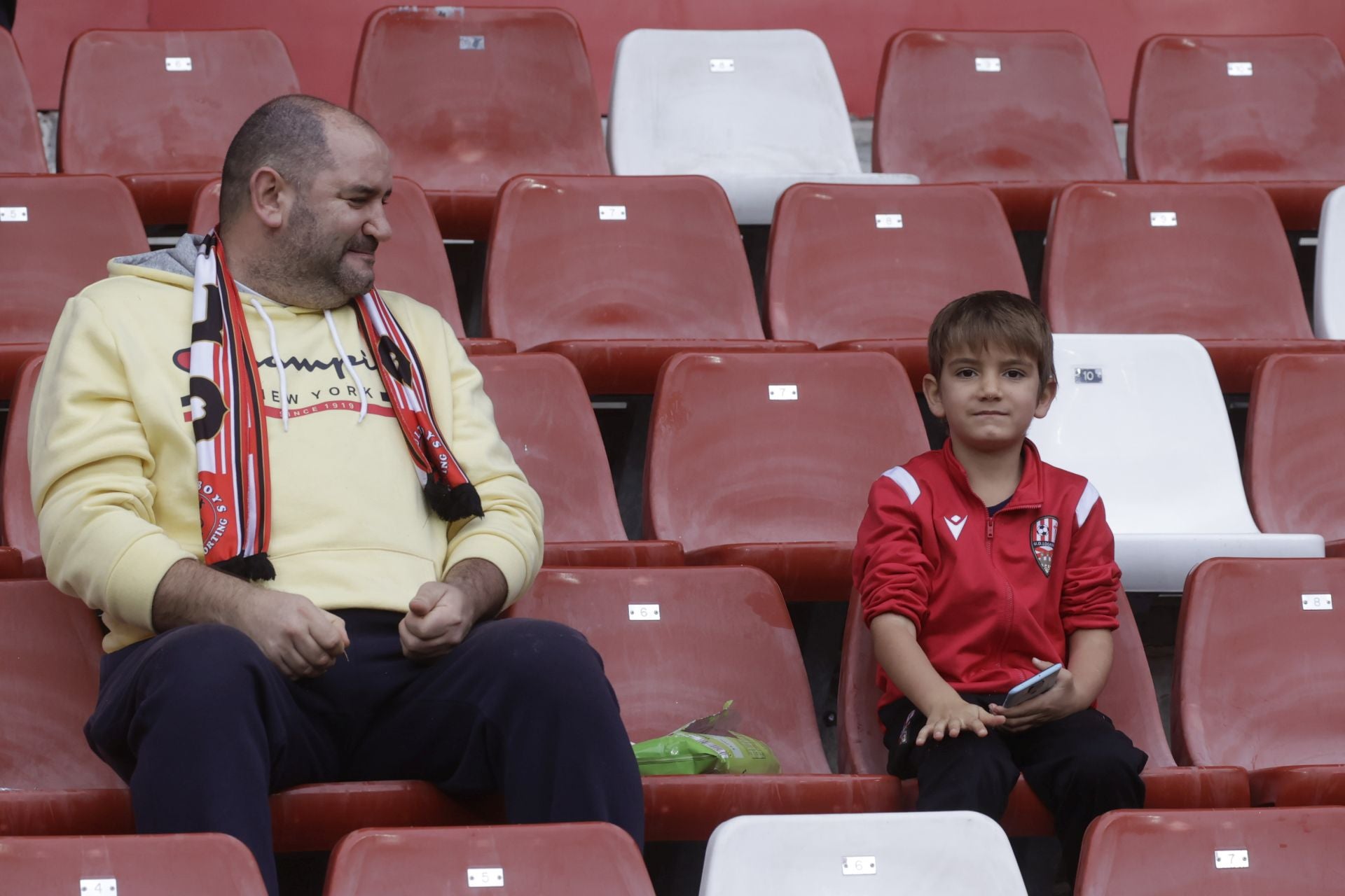 Fotos | ¿Estuviste en El Molinón en el Sporting de Gijón - Eibar? ¡Búscate!