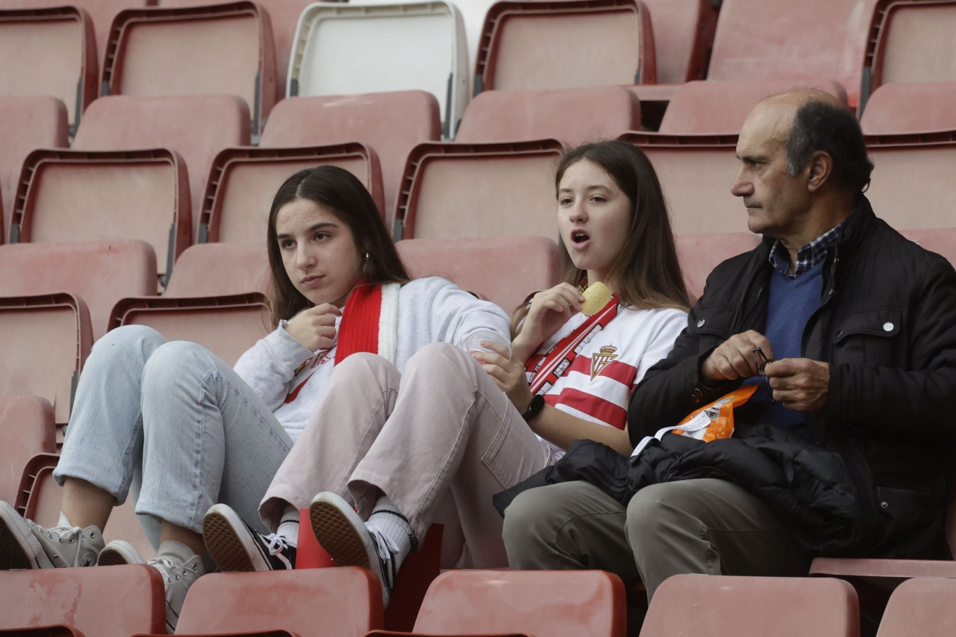 Fotos | ¿Estuviste en El Molinón en el Sporting de Gijón - Eibar? ¡Búscate!