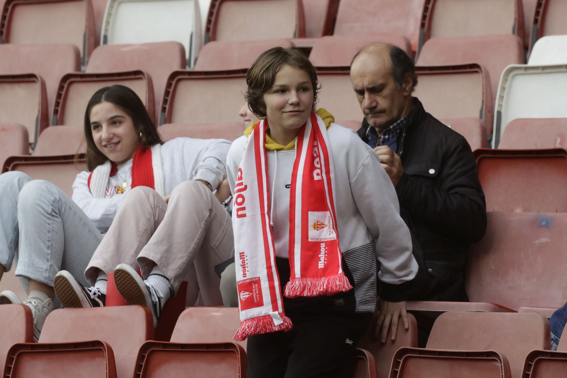 Fotos | ¿Estuviste en El Molinón en el Sporting de Gijón - Eibar? ¡Búscate!