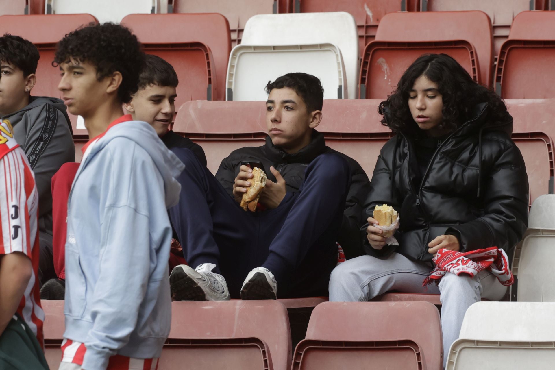 Fotos | ¿Estuviste en El Molinón en el Sporting de Gijón - Eibar? ¡Búscate!