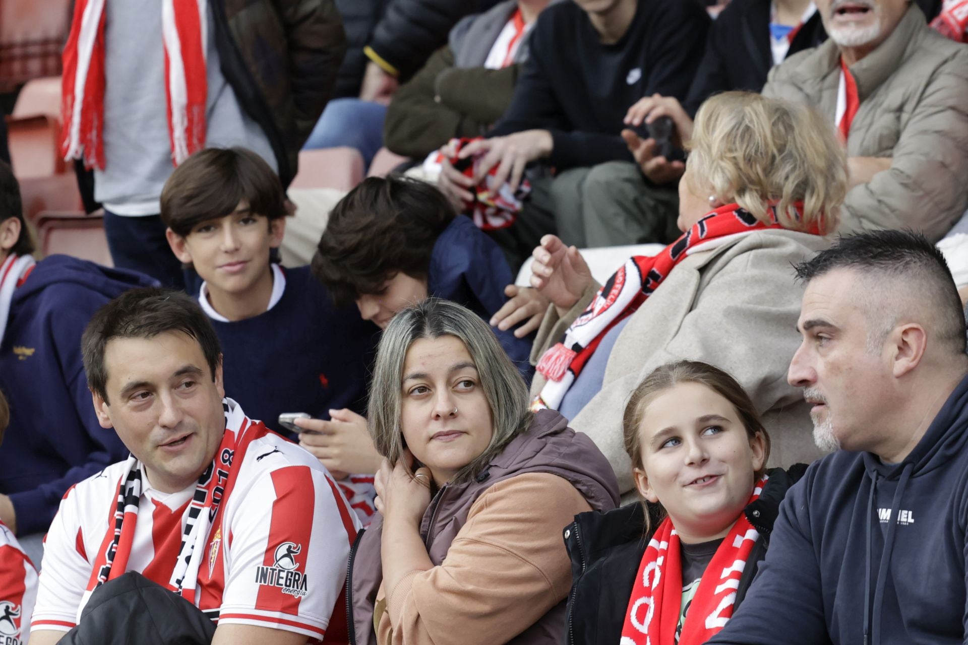 Fotos | ¿Estuviste en El Molinón en el Sporting de Gijón - Eibar? ¡Búscate!