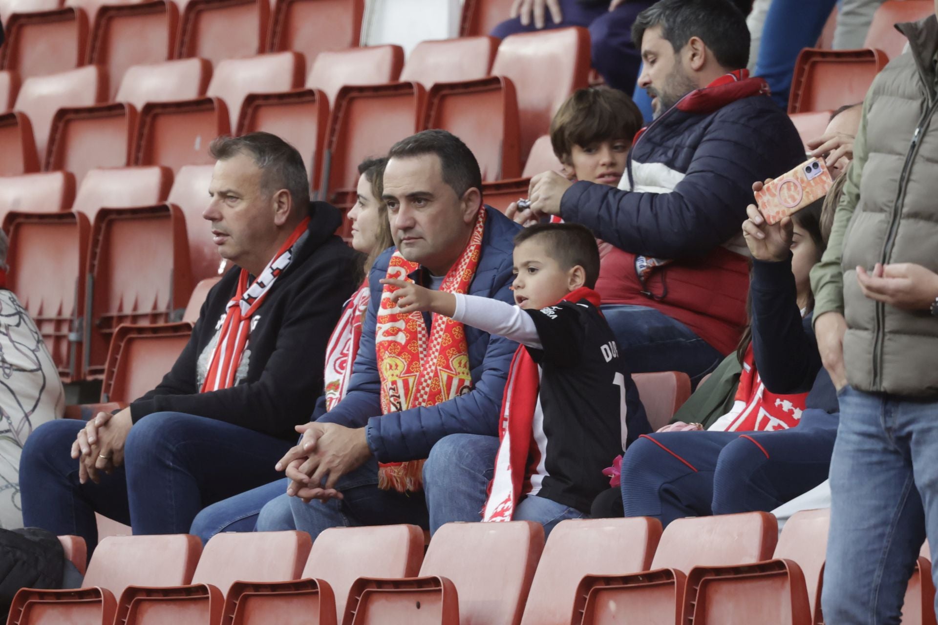 Fotos | ¿Estuviste en El Molinón en el Sporting de Gijón - Eibar? ¡Búscate!