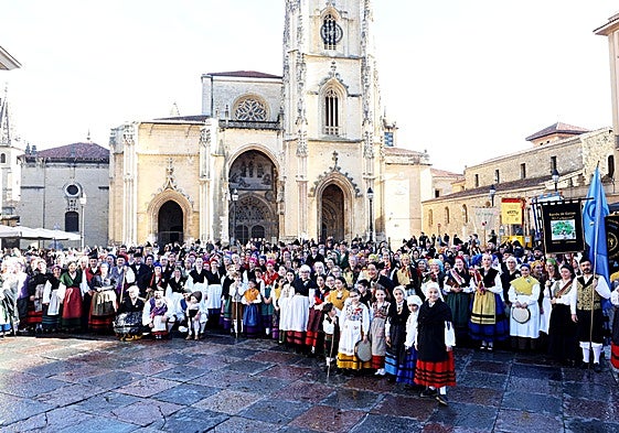 Los integrantes de los grupos folclóricos en la plaza de la Catedral.