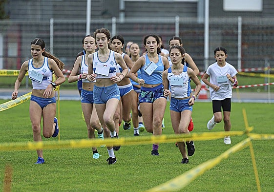Una de las pruebas de 'Mi primer cross' en el estadio Yago Lamela de Avilés.