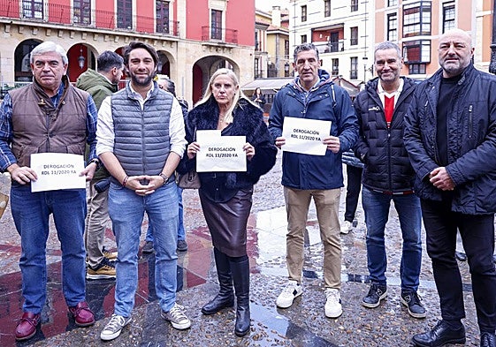 Representación del Partido Popular de Gijón, este domingo, en la plaza Mayor, en la concentración convocada por la Asociación de Propietarios de Vivienda contra la Inseguridad Jurídica.