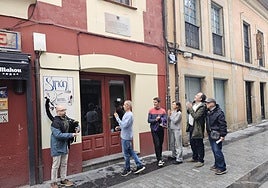Descubrimiento de la placa en memoria del artista Luis Fernando Aguirre, en la calle del Agua, Villaviciosa