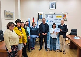 Emilio Sánchez (a la derecha), entregando la donación de la Sociedad Española de Nefrología a la Fundación EDES, en Tapia de Casariego.