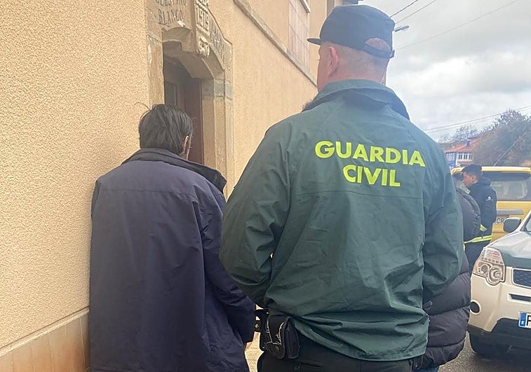 'Tomasín' habla con agentes de la Guardia Civil.