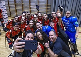 Natasha Lee inmortaliza con un selfie el momento de la foto de plantilla del primer equipo femenino durante los actos de ayer en el pabellón de Mata Jove.