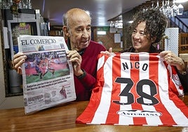 Federico González Fuertes y Yolanda Coalla, con la camiseta que Nico Riestra utilizó ante el Caudal y la portada que EL COMERCIO dedicó al jugador el lunes.