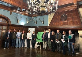 La alcaldesa, Carmen Moriyón, y la presidenta vecinal, Soledad Lafuente (junto al cartel de las jornadas), con concejales y entidades colaboradoras.