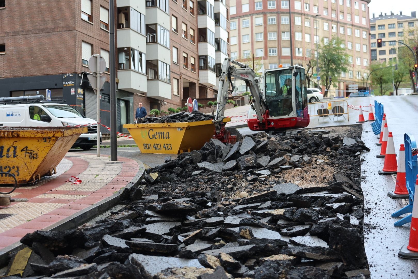 Avilés. Calle Eduardo Carreño, donde han comenzado los trabajos para arreglar la red de saneamiento y aguas pluviales que ayer se rompió