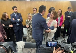 El consejero de Hacienda, Guillermo Peláez, saluda a la Ministra de Hacienda, María Jesús Montero.