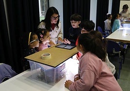 Un grupo de escolares participa en el taller de stop motion que imparte Óscar Molero en la Laboral.