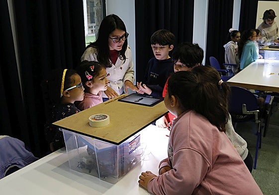 Un grupo de escolares participa en el taller de stop motion que imparte Óscar Molero en la Laboral.