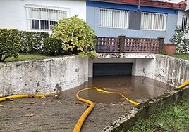Un garaje anegado por el agua en la calle Doctor Graíño de Salinas.