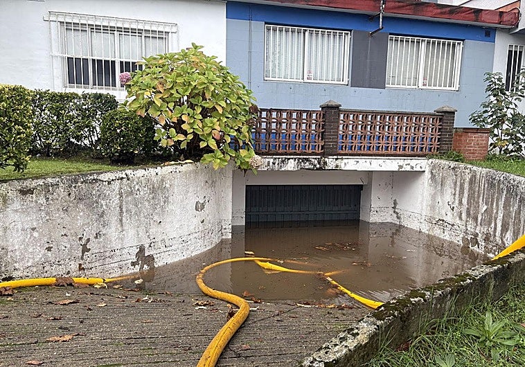 Un garaje anegado por el agua en la calle Doctor Graíño de Salinas.