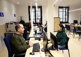Una joven, en la remodelada oficina del DNI, en el centro de Oviedo.