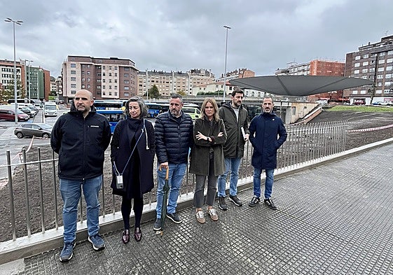 Pablo Iglesias, de la empresa adjudicataria; María José Fernández y Daniel Navarro, técnicos municipales; Eva Iglesias, concejal de Educación; Juan Antonio Freije, técnico municipal, y Ángel García, alcalde de Siero.