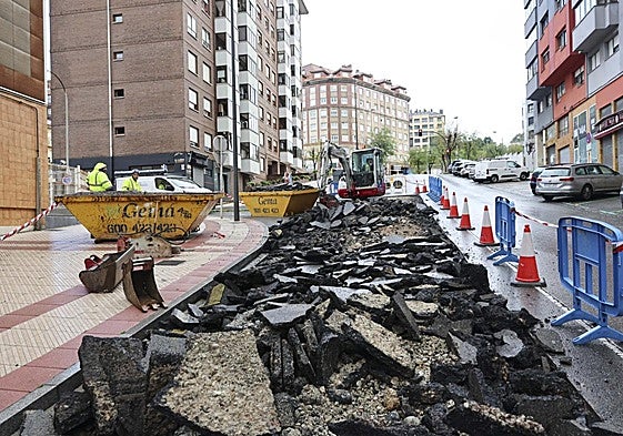 El tráfico se ha cortado en la calle Eduardo Carreño mientras se repara el reventón que, según el Ayuntamiento, no afecta al saneamiento.