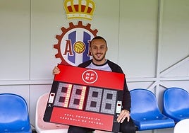 Álvaro Santamaría, del Real Avilés, posa en el Suárez Puerta con el once en la tablilla, el número de goles que convirtió en Liga el curso pasado.