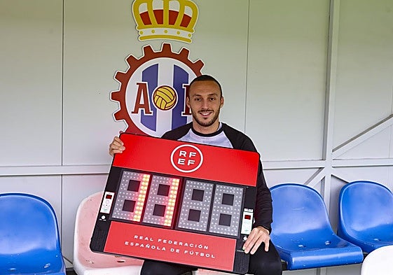 Álvaro Santamaría, del Real Avilés, posa en el Suárez Puerta con el once en la tablilla, el número de goles que convirtió en Liga el curso pasado.