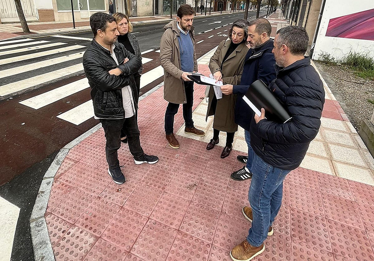 El alcalde de Siero revisa la documentación de la obra con técnicos municipales.