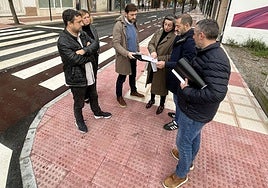 El alcalde de Siero revisa la documentación de la obra con técnicos municipales.