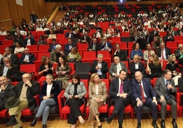 Acto oficial celebrado hace justo un año por el décimo aniversario de la Finba, con Faustino Blanco a la derecha, en el salón de actos del HUCA.