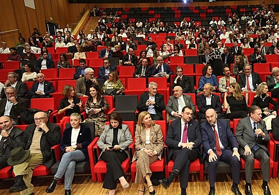 Acto oficial celebrado hace justo un año por el décimo aniversario de la Finba, con Faustino Blanco sentado a la derecha, en el salón de actos del HUCA.