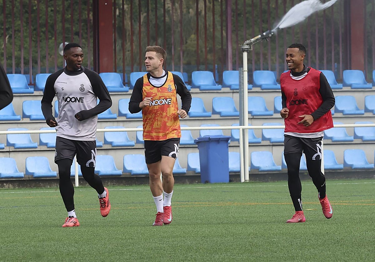 Berto Cayarga, en el centro, junto a Eze y Quicala en el entrenamiento del Real Avilés en La Toba.