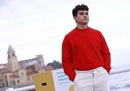 El cineasta David Bim con la iglesia de San Pedro al fondo.