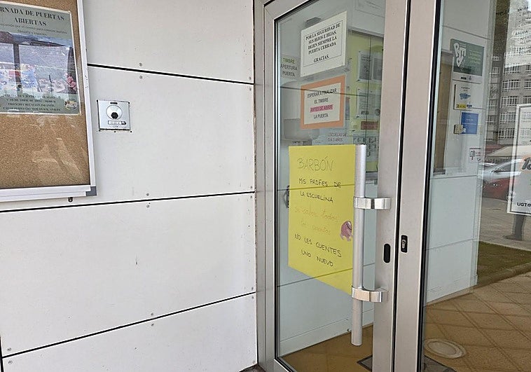 Mensaje de protesta contra el Principado, en la puerta de la Escuela de 0 a 3 del Principado.