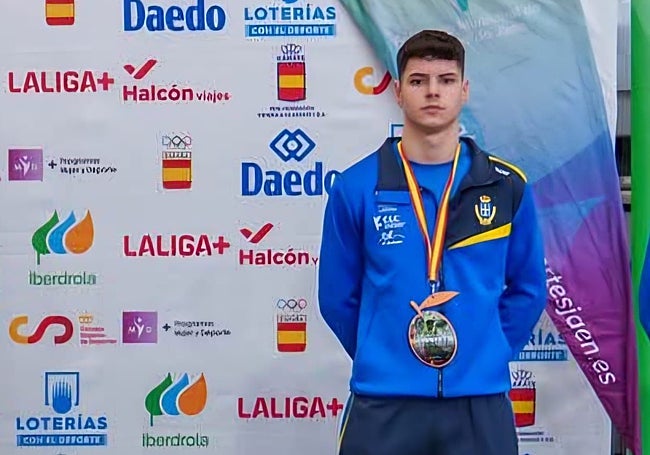 Diego Gallinar, con su medalla de bronce.