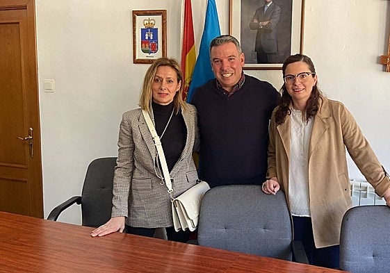 Mercedes Rivera, a la izquierda, con el alcalde, Fernando Luis Figaredo, y la primer teniente de alcalde, Cristina Fidalgo, el día que el PP se hizo con la Alcaldía de Proaza merced a una moción de censura.