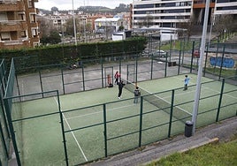 Una de las pistas de pádel junto al polideportivo de Luanco.