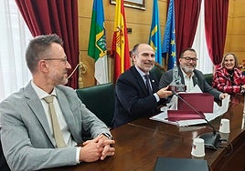 Jorge Muñiz, Ignacio Villaverde, que muestra la réplica de la estatua de 'La Carbonera', que recibió del Ayuntamiento, Roberto García, Pilar García y Luis Benito García.