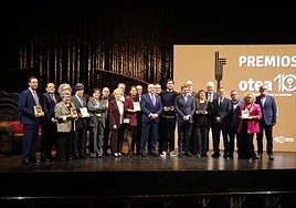 Foto de familia de todos los galardonados en los décimos Premios Otea, así como organizadores en el Teatro Campoamor.