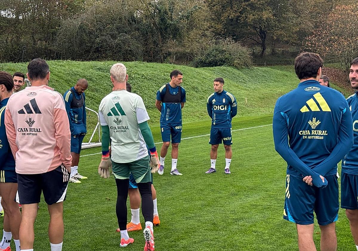 El lateral Álvaro Lemos charla con Dani Calvo antes de empezar el entrenamiento de ayer.