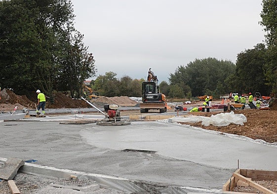 Obras de urbanización de la parcela reservada por la Universidad Europea en los terrenos de ampliación del Parque Científico en Somió.