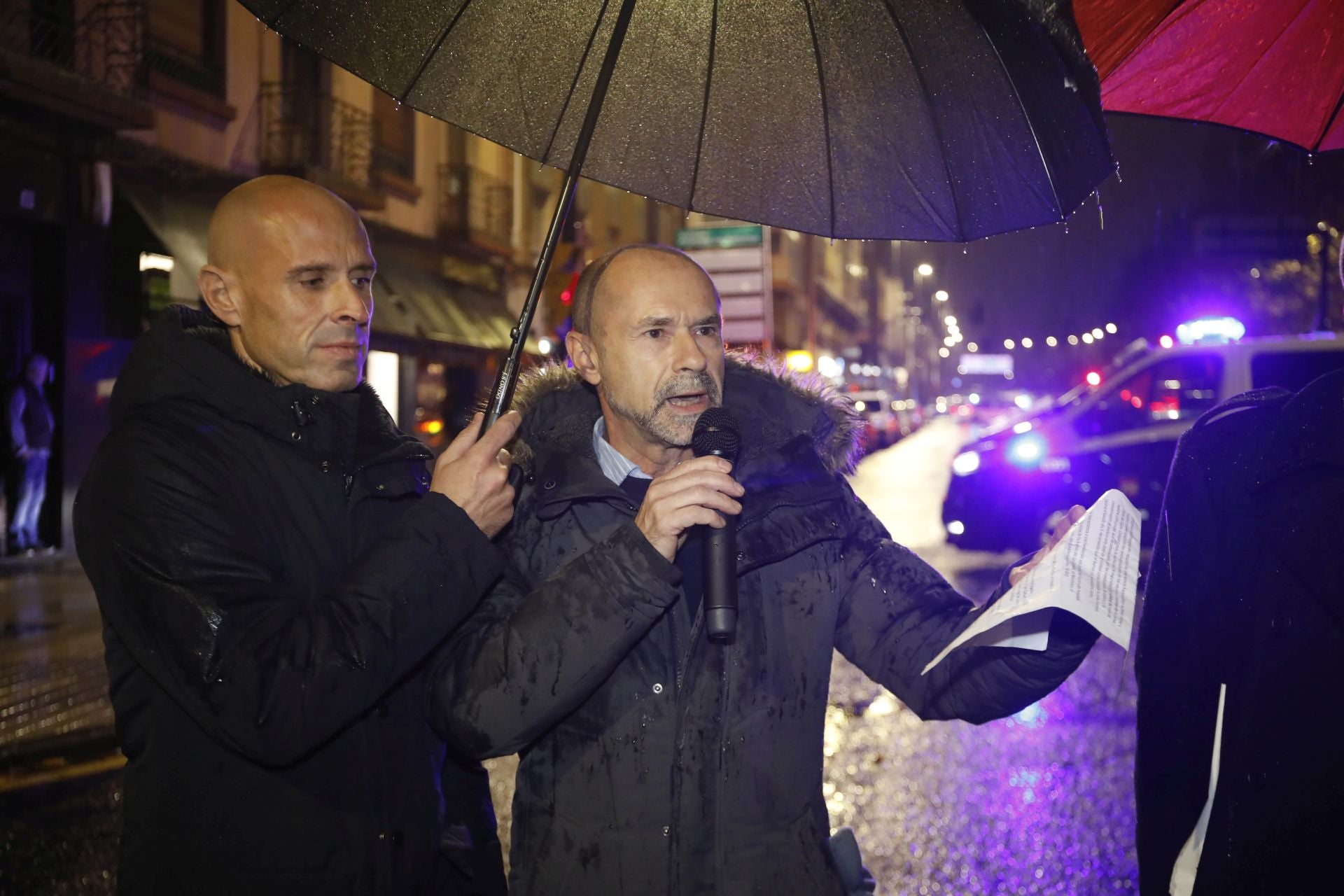 Alberto Riera, cardiólogo en representación del comité de empresa del Hospital de Jove, durante la lectura del manifiesto.