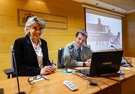 Mercedes de Soignie, coordinadora del Aula de Cultura de LA VOZ DE AVILÉS, y Enol Orviz, jefe de patrulla del SEPRONA de Avilés.