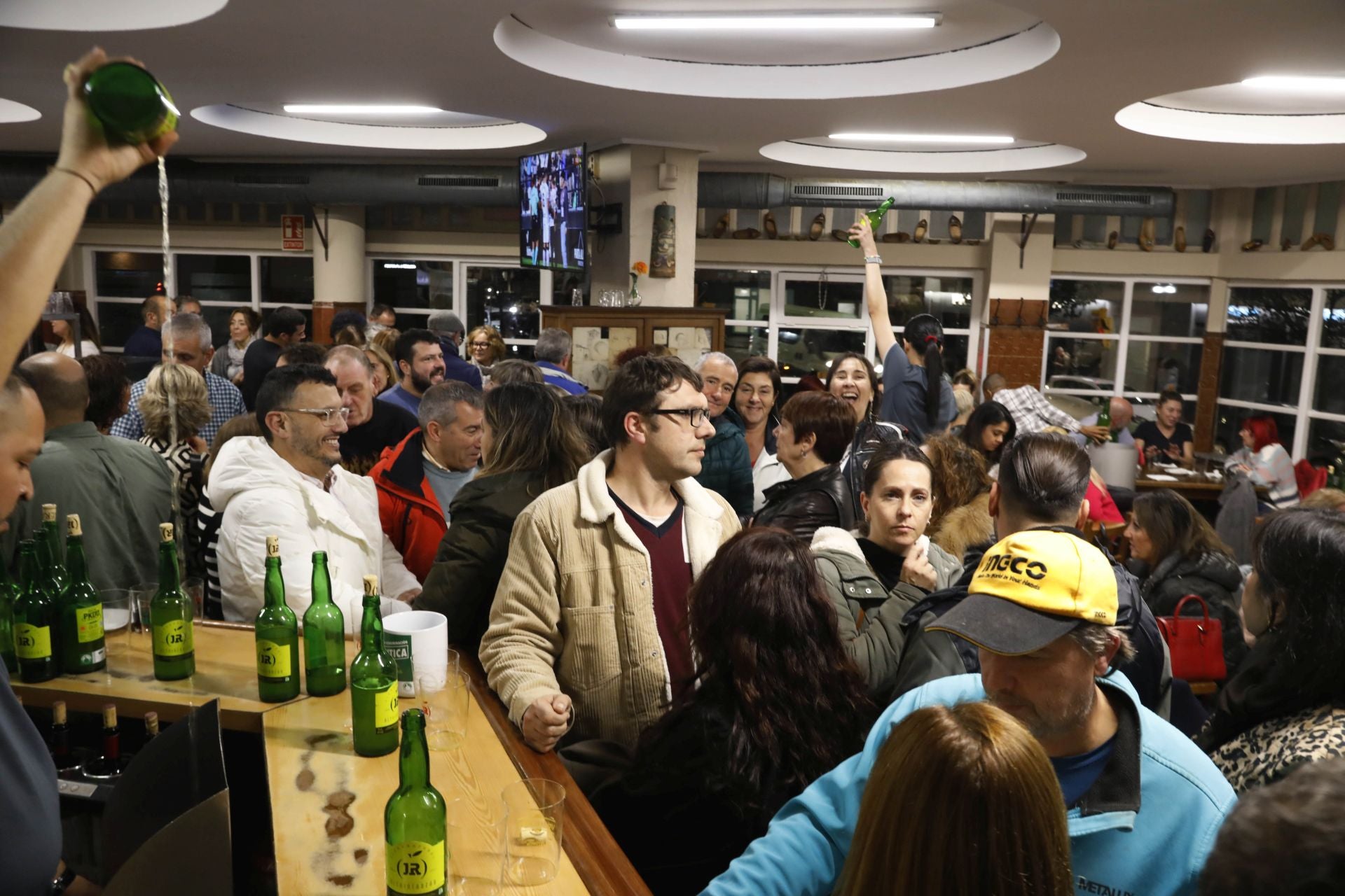 Lleno total en la reapertura de la sidrería Chaflán de Gijón