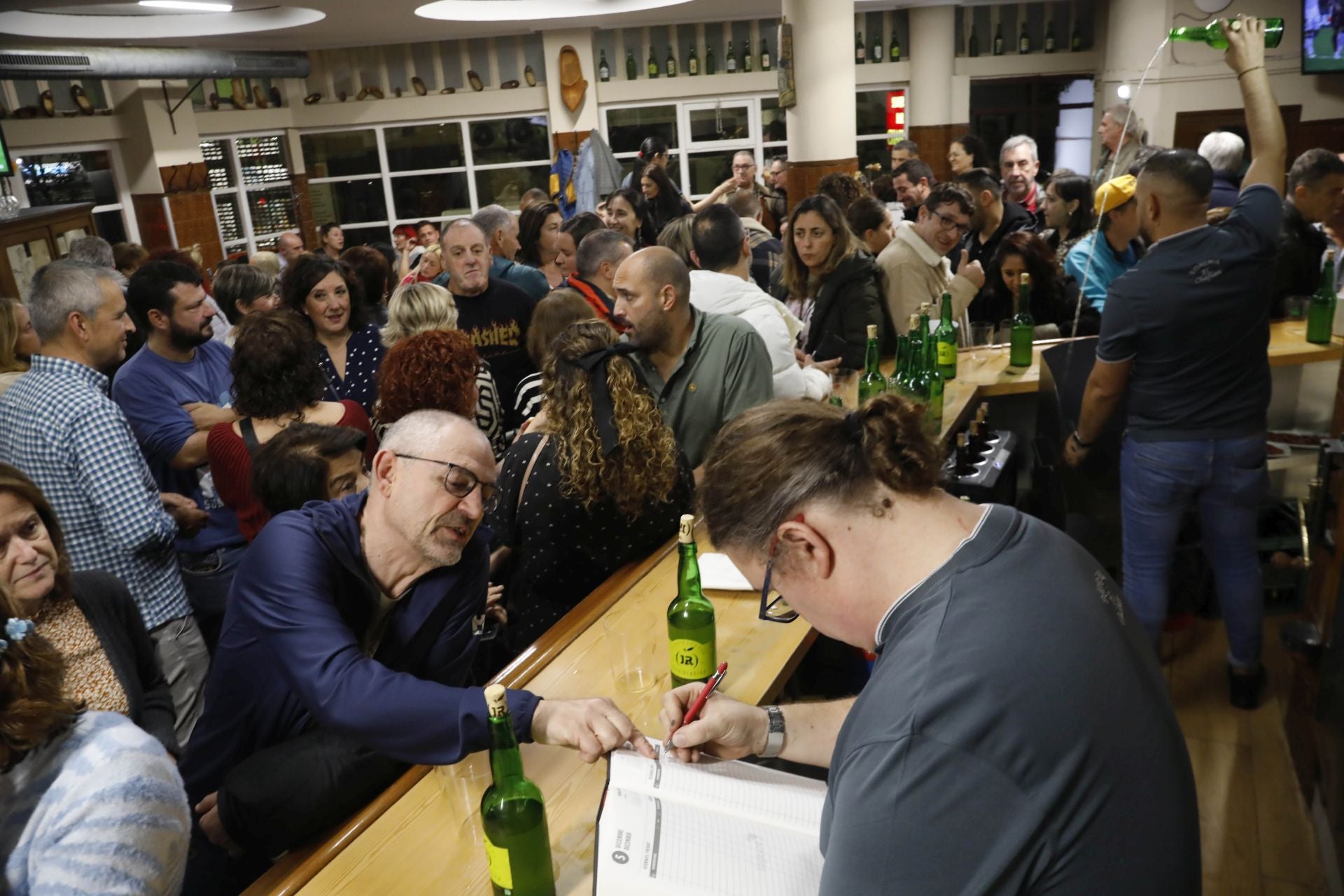 Lleno total en la reapertura de la sidrería Chaflán de Gijón