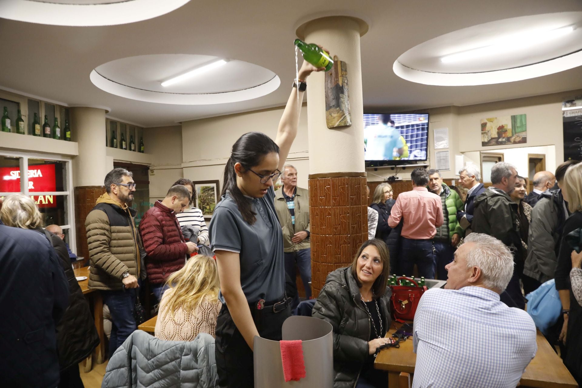 Lleno total en la reapertura de la sidrería Chaflán de Gijón
