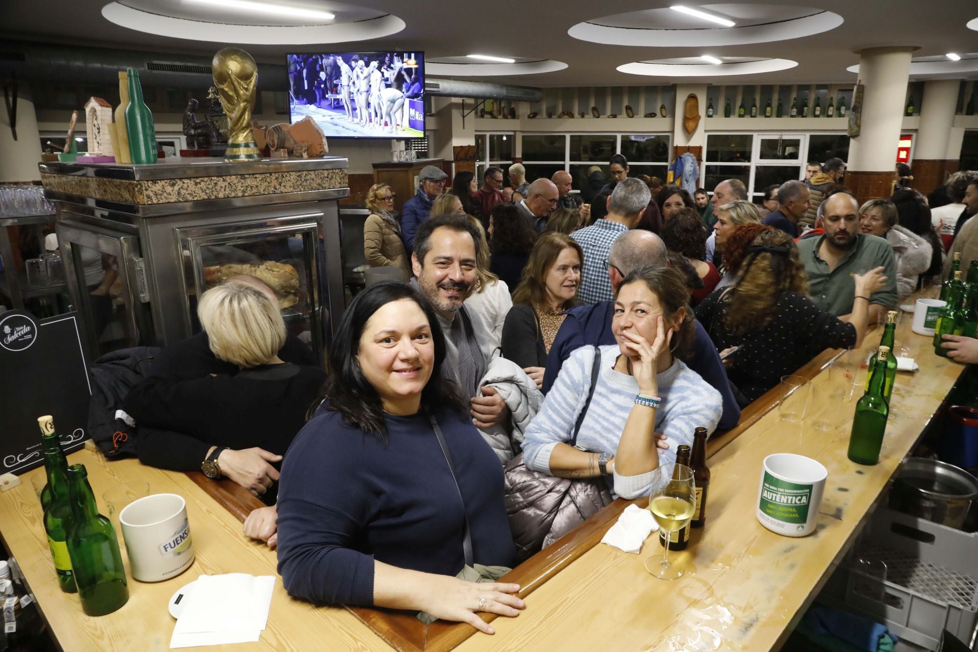 Lleno total en la reapertura de la sidrería Chaflán de Gijón