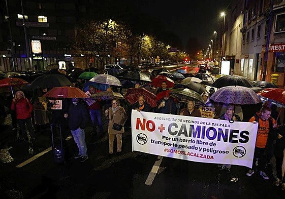 Concentración de los vecinos de La Calzada en el cruce de Cuatro Caminos, este miércoles, que volvió a cortar el tráfico en la avenida Príncipe de Asturias (Gijón).