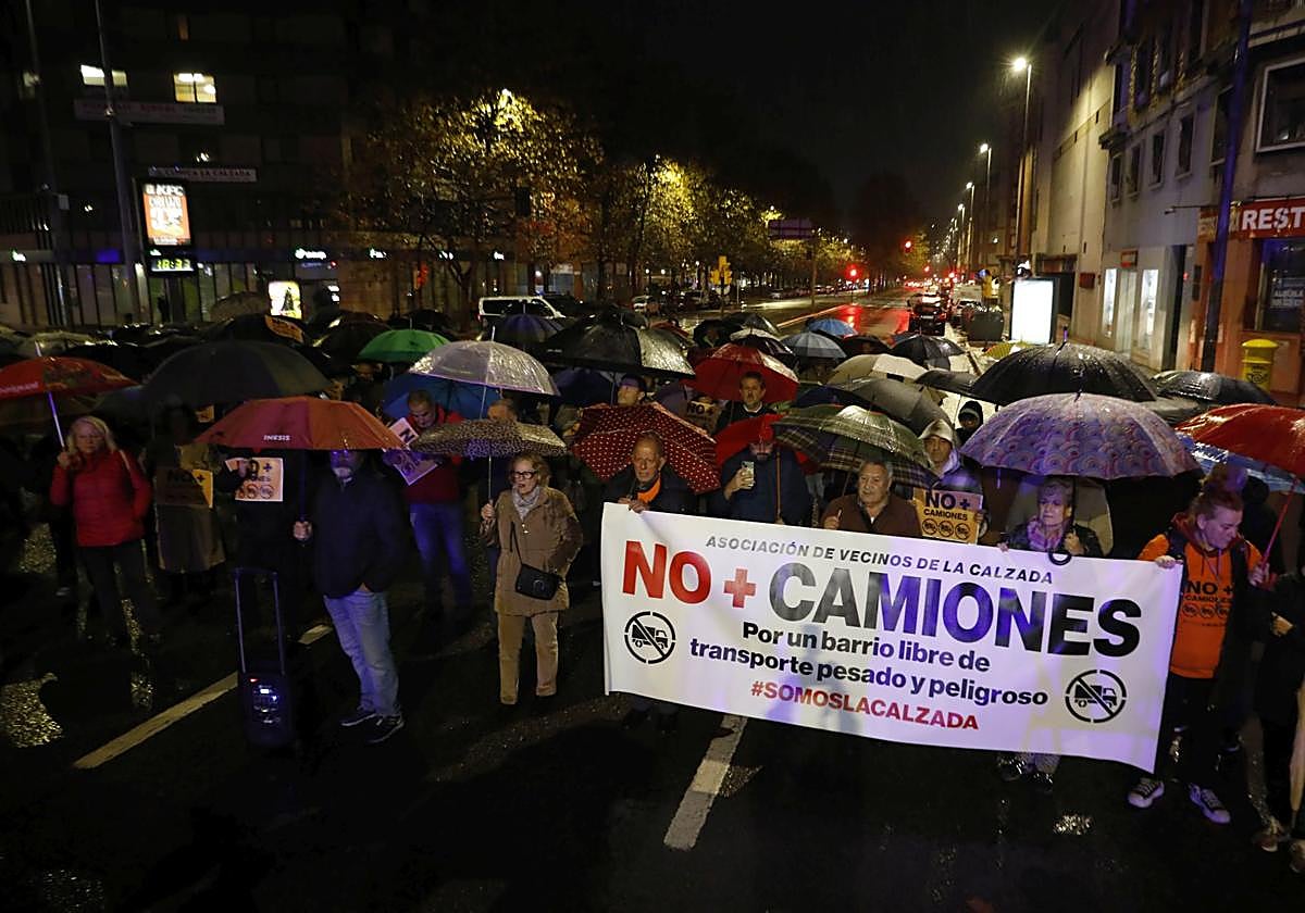Concentración de los vecinos de La Calzada en el cruce de Cuatro Caminos, este miércoles, que volvió a cortar el tráfico en la avenida Príncipe de Asturias (Gijón).